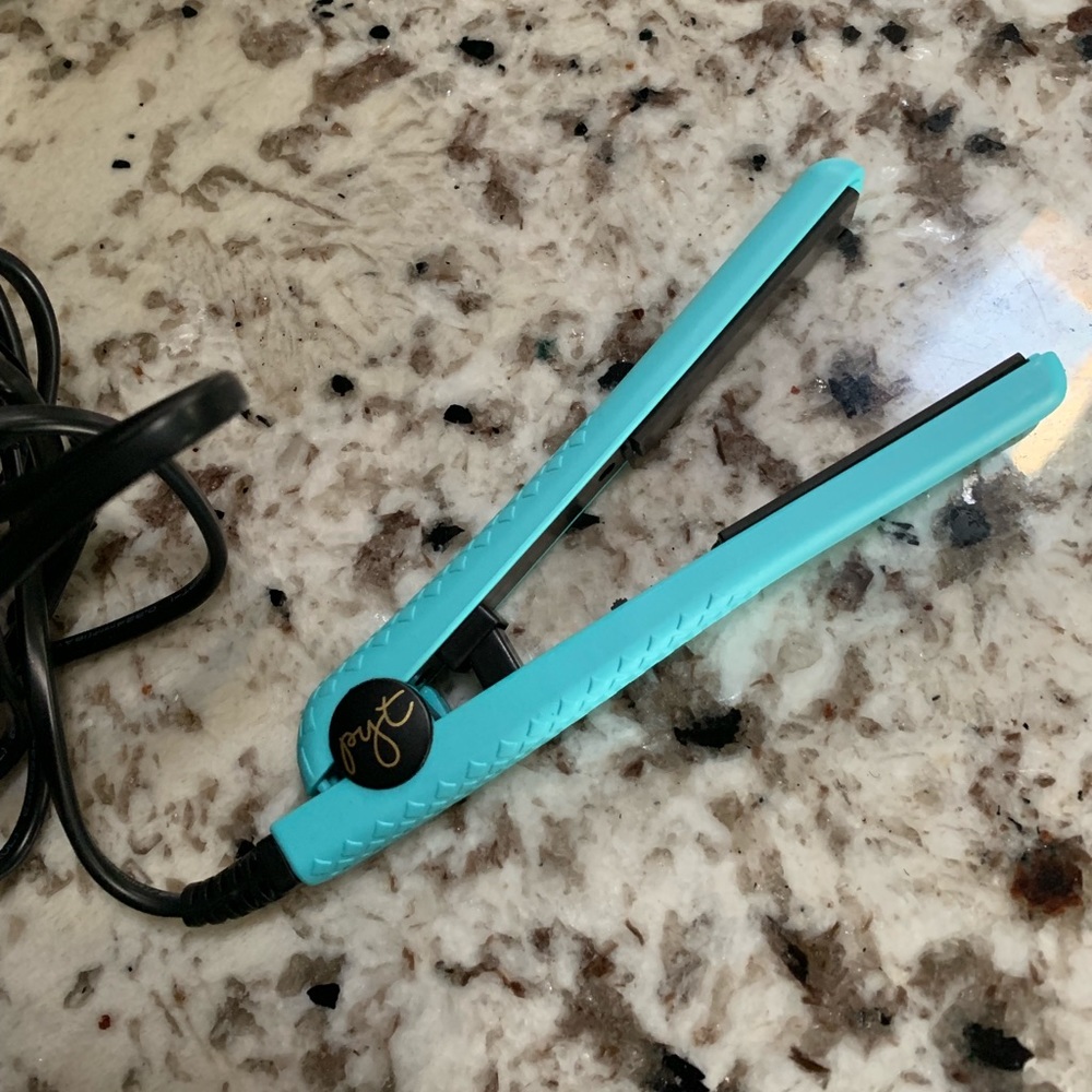 Traveling straightener